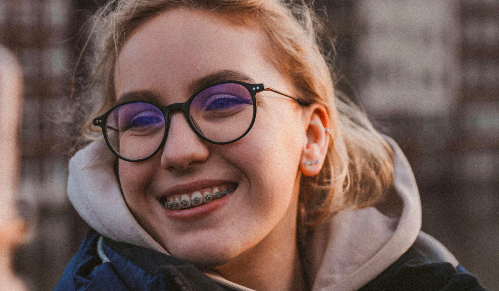 fille avec un appareil dentaire
